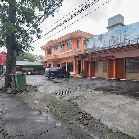 RedDoorz near Tegalega Bandung Hotel Bagian luar foto