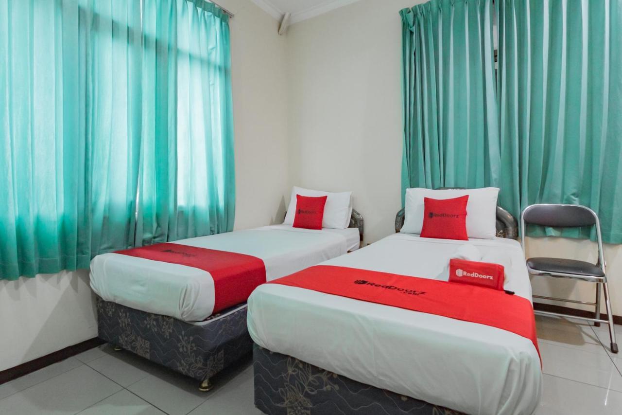 RedDoorz near Tegalega Bandung Hotel Bagian luar foto