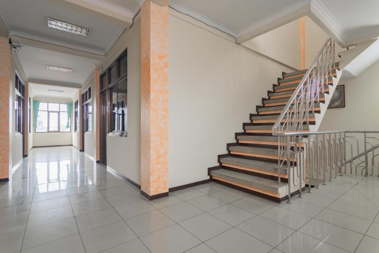 RedDoorz near Tegalega Bandung Hotel Bagian luar foto