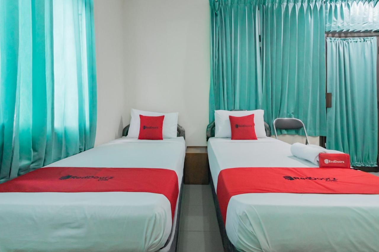 RedDoorz near Tegalega Bandung Hotel Bagian luar foto