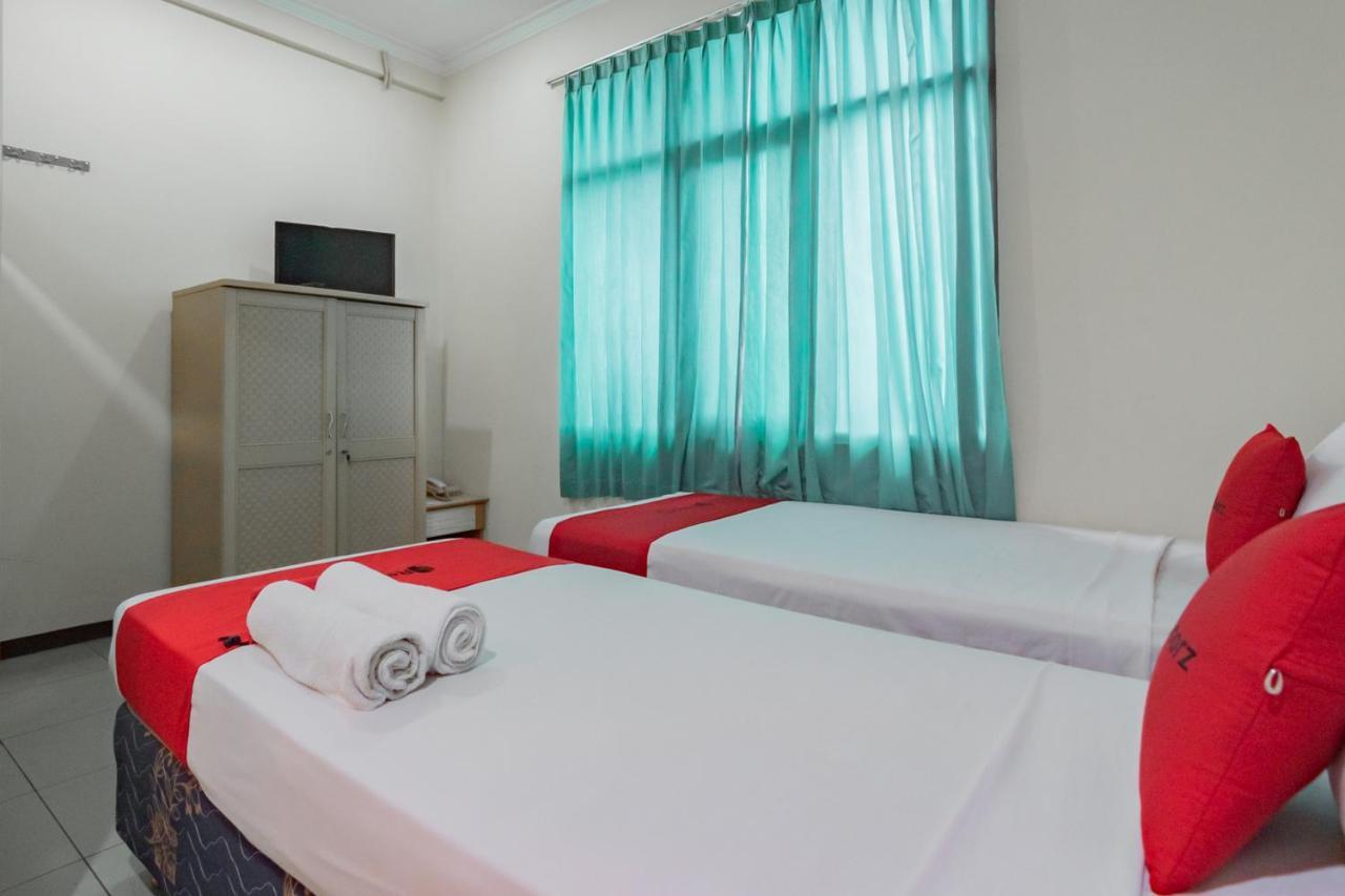 RedDoorz near Tegalega Bandung Hotel Bagian luar foto