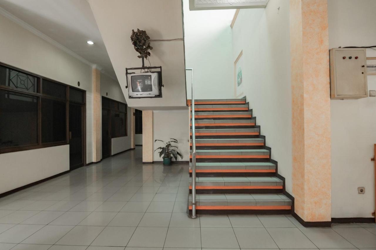 RedDoorz near Tegalega Bandung Hotel Bagian luar foto